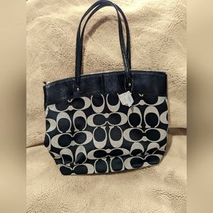 Coach Laura Sig Tote SV/Black White SBWBK